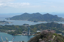 中央に2022年開通の岩城島⇔生名島の岩城橋が見えます。